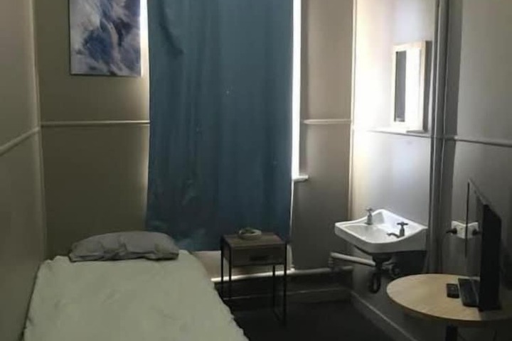 Room 6 of 17