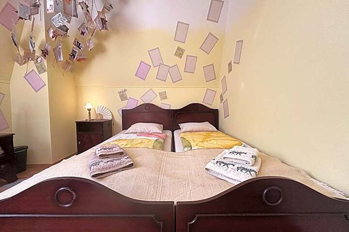 Poets Theme Room Free Parking