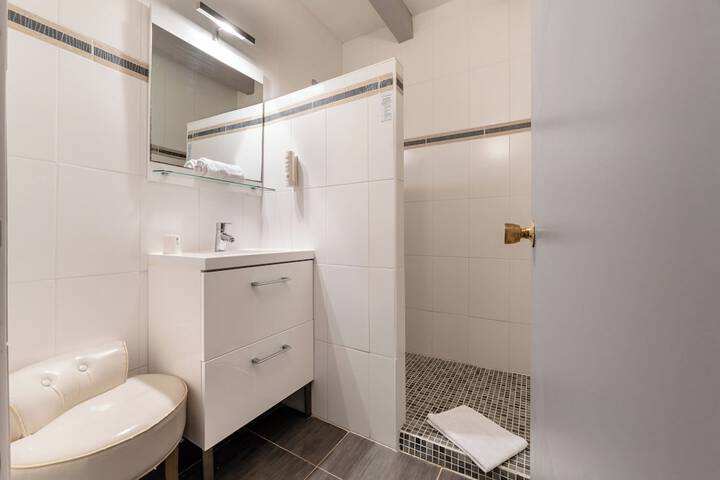 Room 10 of 18