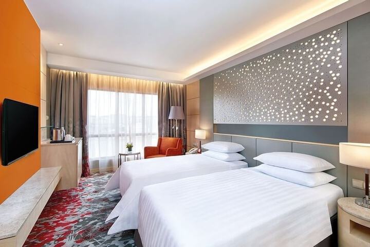 Room 10 of 33