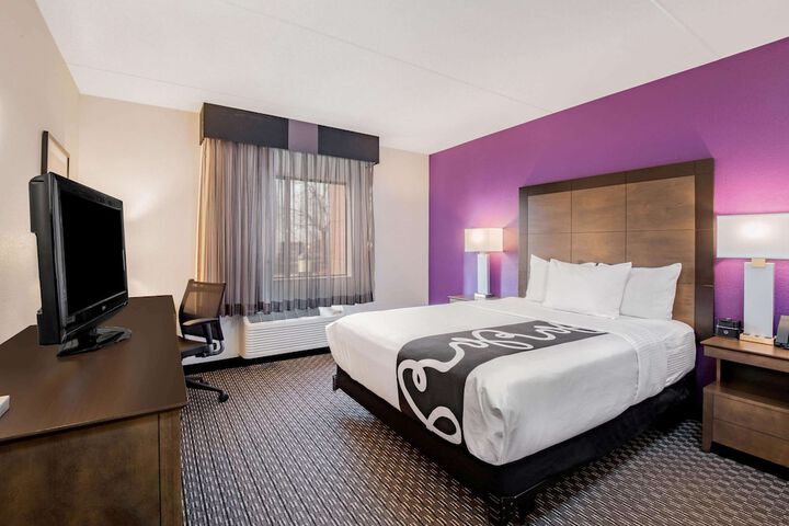 1 Queen Bed (8 of 24)