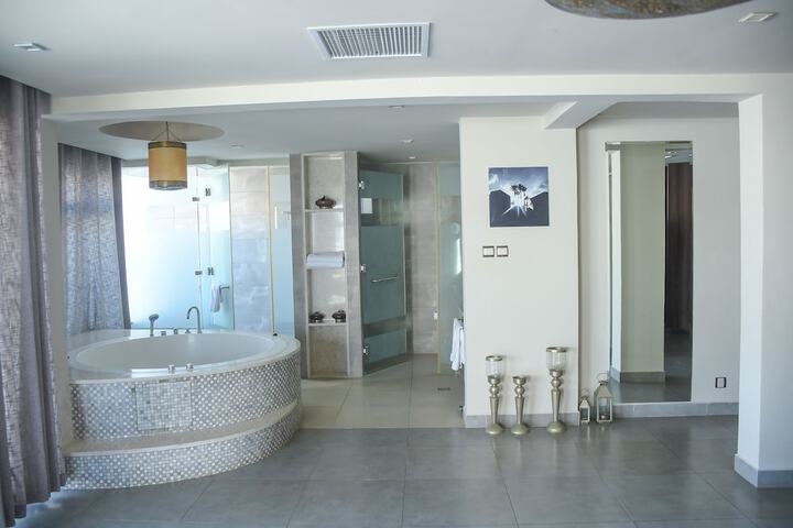 Room 12 of 76