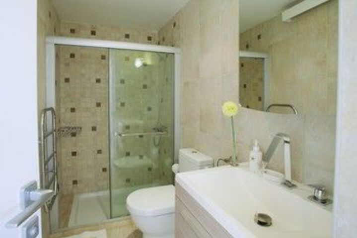Room 4 of 94
