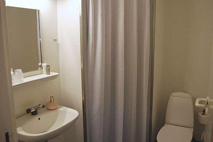 Room 32 of 76