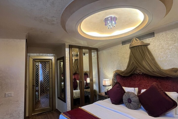 Room 51 of 94