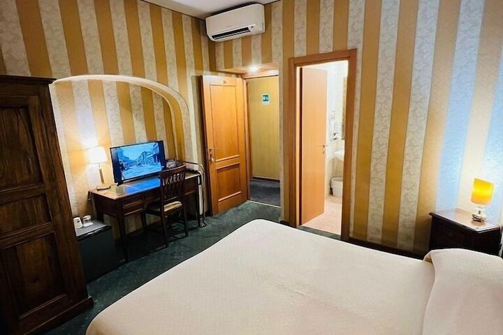 Room 6 of 13