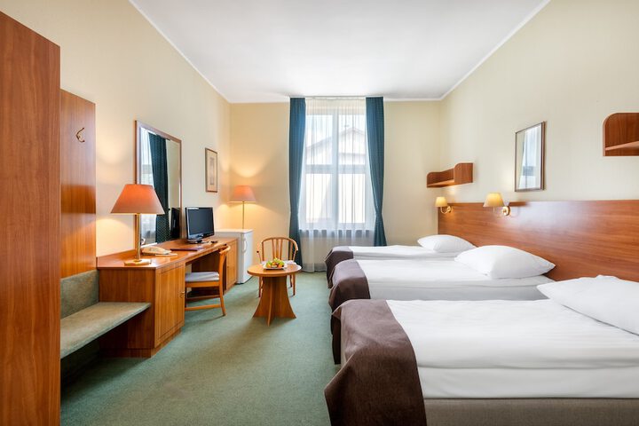 Room 10 of 32