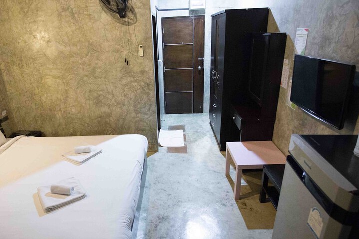 Room 8 of 33