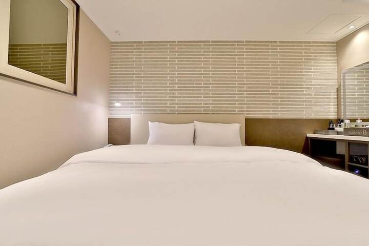 Room 32 of 63