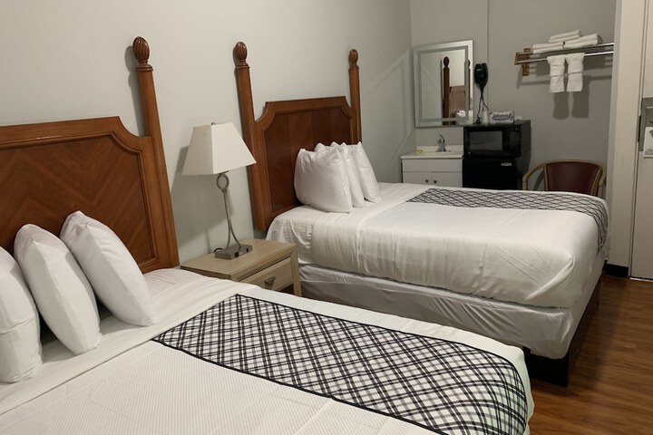 Double Bed Shared Bathroom (4 of 4)