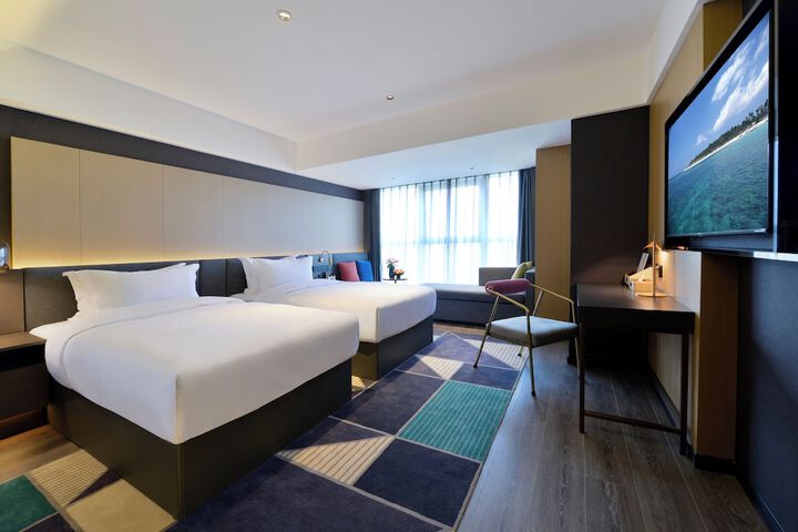 Room 6 of 25