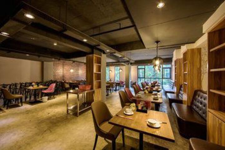 Lounge 24 of 156