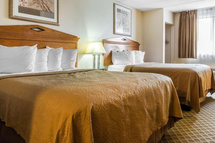 2 Queen Beds (2 of 5)