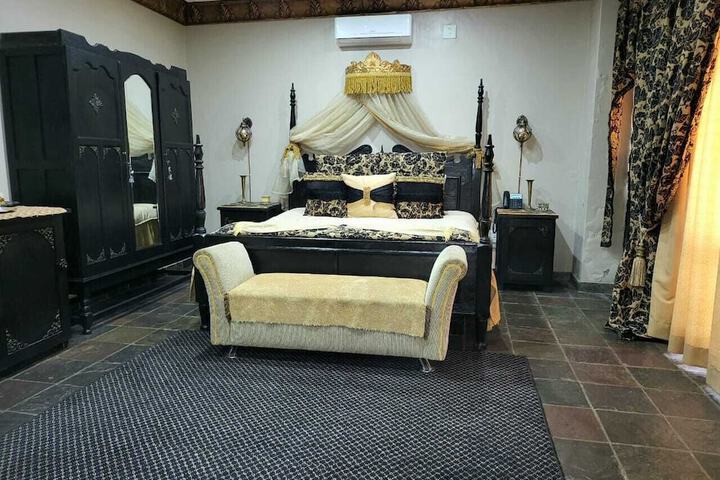 Room 27 of 73