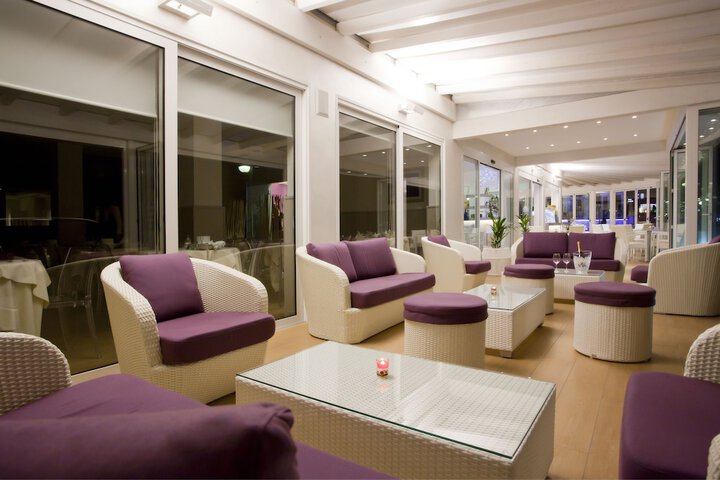 Lounge 41 of 56
