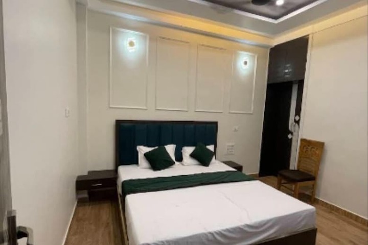 Room 8 of 18