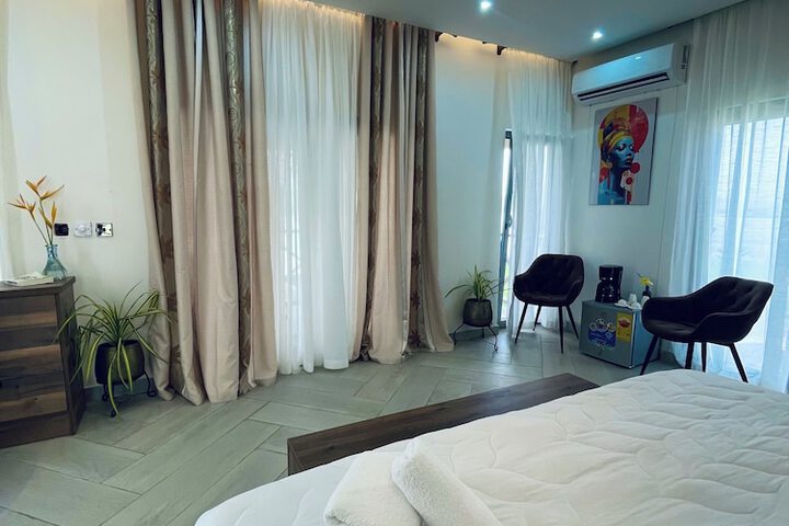 Room 12 of 166
