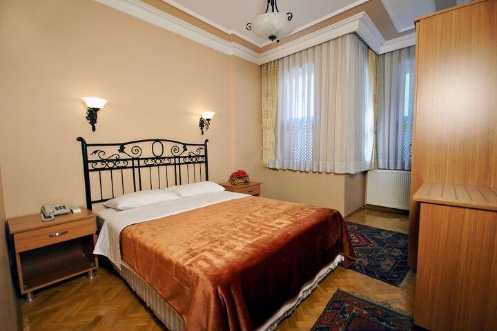 Room 6 of 30