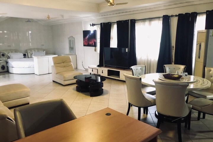 Room 6 of 8