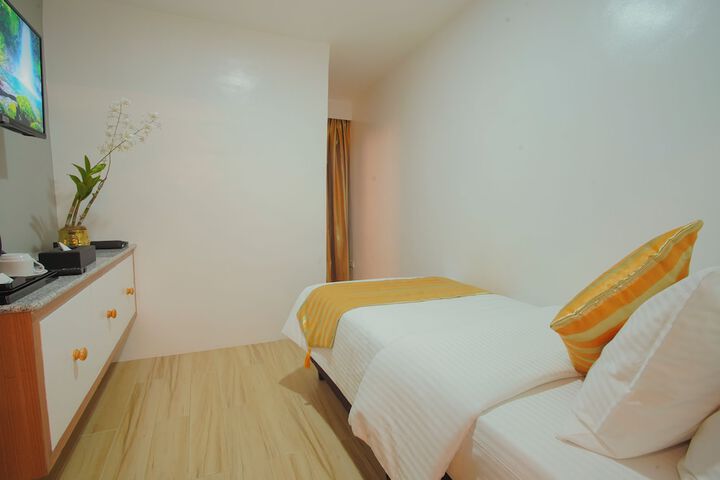 Room 9 of 33