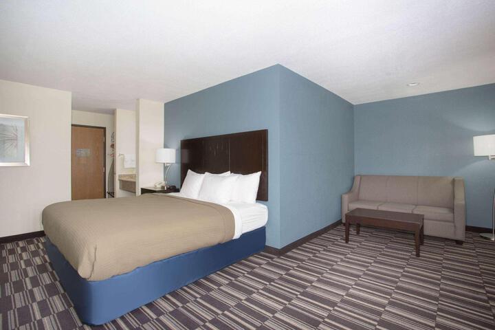 1 Queen Bed Mobility Accessible (3 of 6)