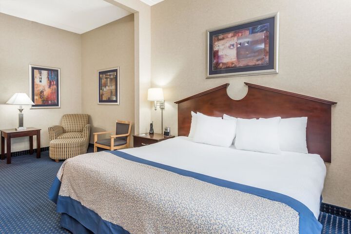 1 King Bed (2 of 10)