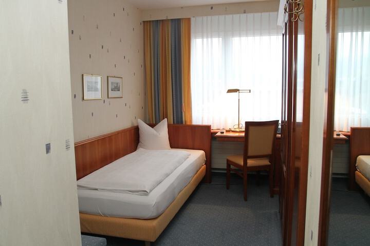Room 4 of 6