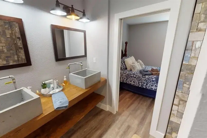 Room 11 of 23
