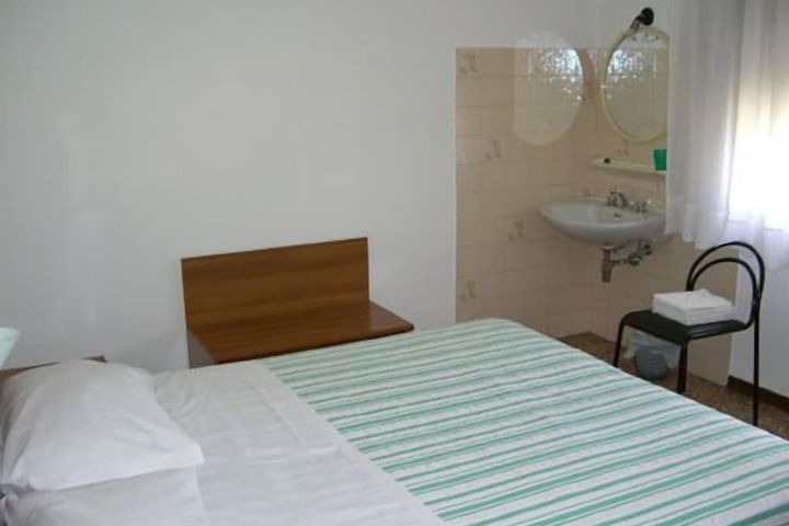 Room 6 of 16