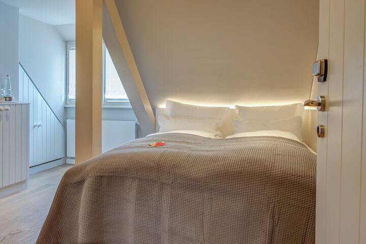 Room 5 of 93