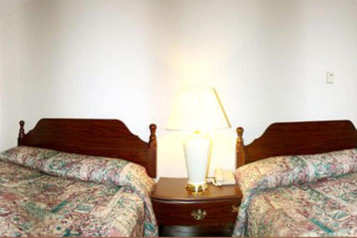 1 Queen Bed (4 of 4)