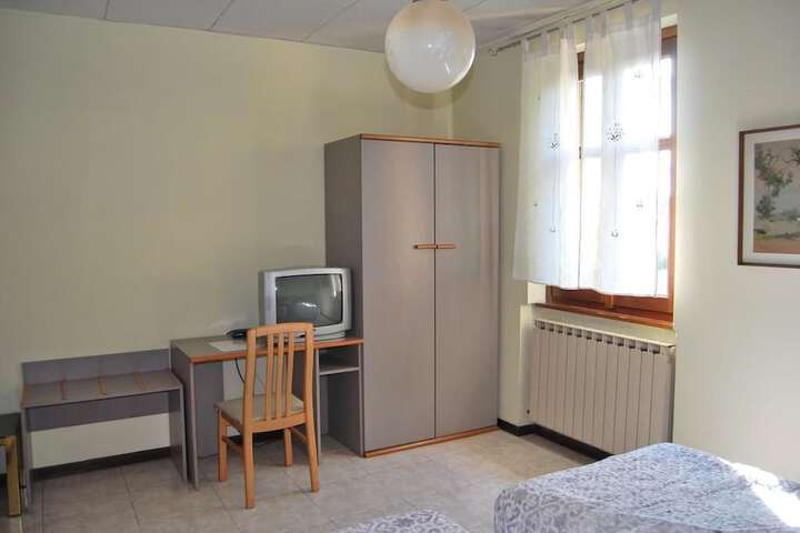 Room 6 of 25