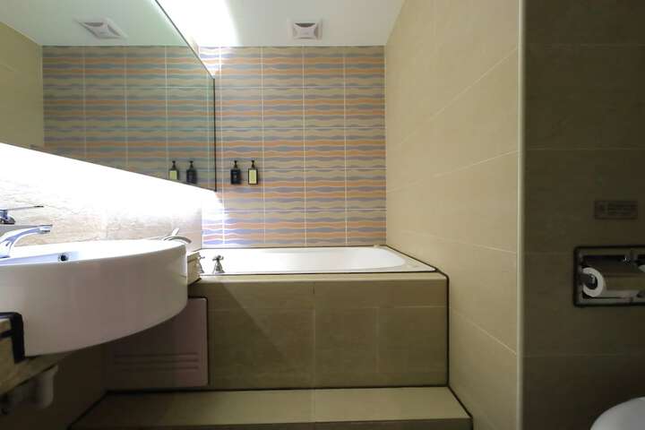 Room 70 of 74
