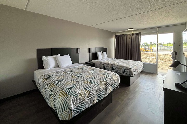 2 Queen Beds (11 of 12)