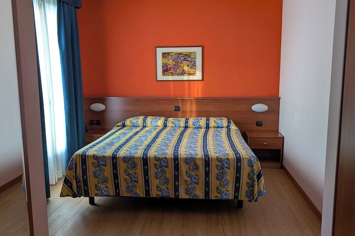 Room 15 of 40