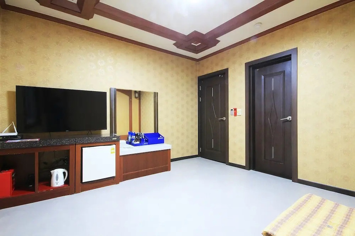 Room 9 of 26