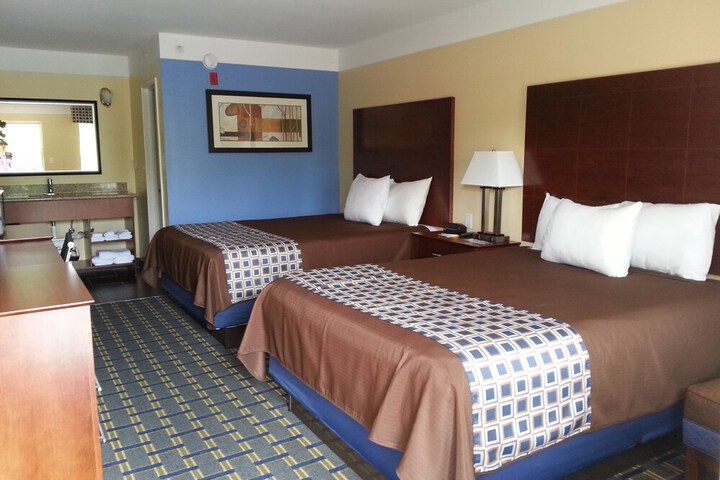 2 Queen Beds (1 of 6)