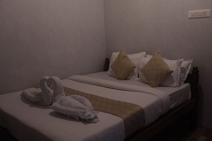 Room 5 of 16