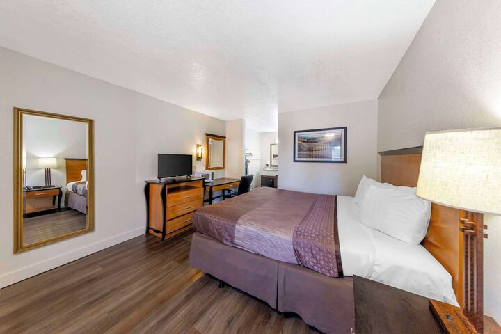 1 Queen Bed (12 of 15)