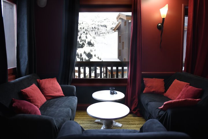 Lounge 107 of 128
