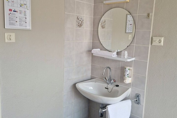 Room 17 of 37