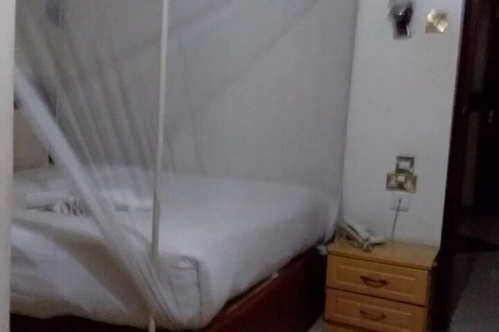 Room 6 of 11