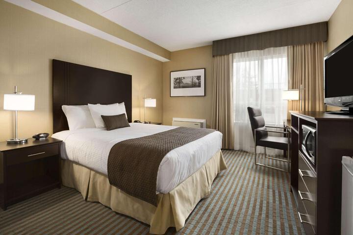 1 Queen Bed (7 of 9)
