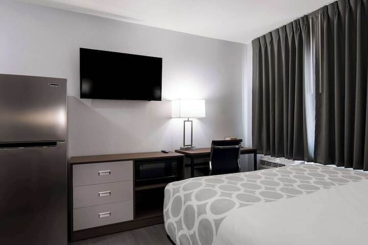 1 Queen Bed (4 of 4)