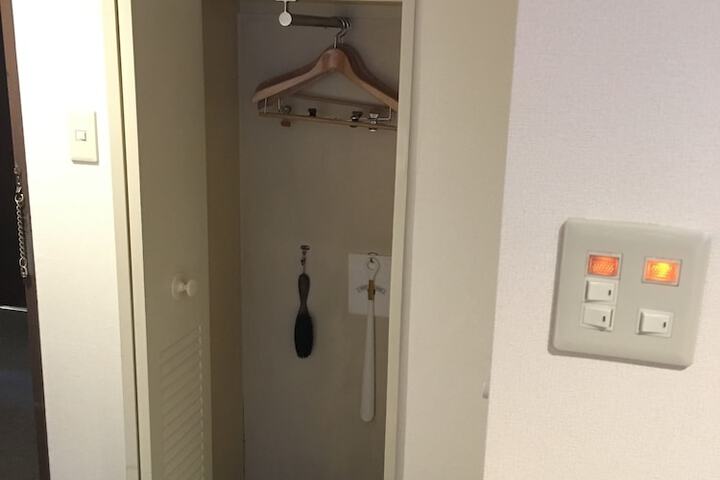 Room 17 of 37