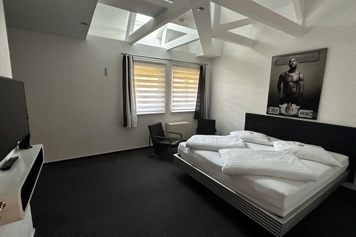 Room 27 of 81