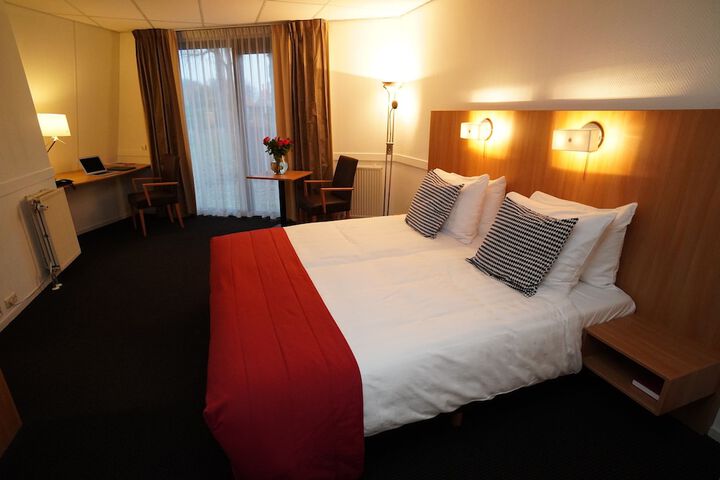 Room 27 of 65