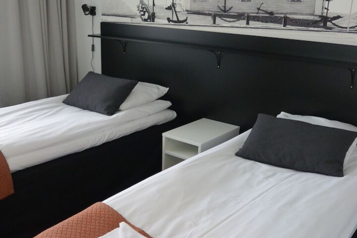 Room 4 of 32