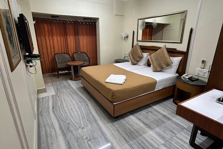 Room 17 of 37