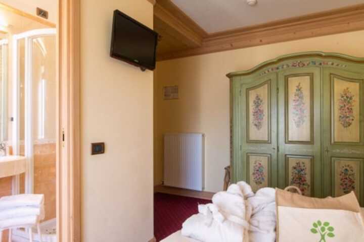Room 7 of 32